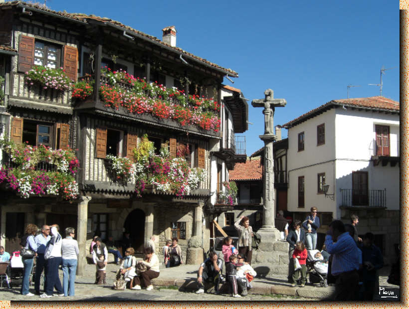 La Plaza Mayor de La Alberca un soleado da de otoo