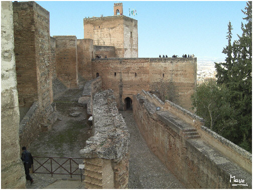 Doble muralla de la Alcazaba. Al fondo la Torre de la Vela